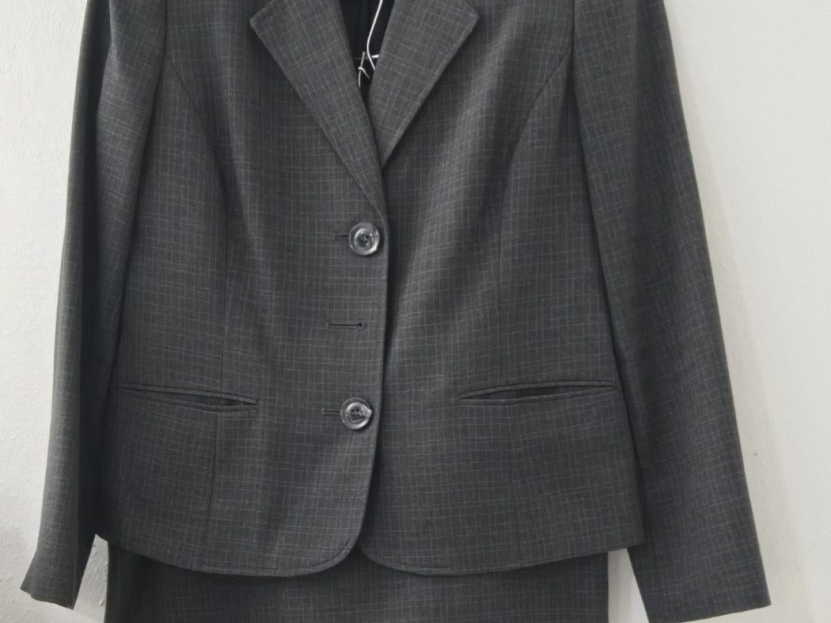 Conjunto de chaqueta y falda gris Le Suit