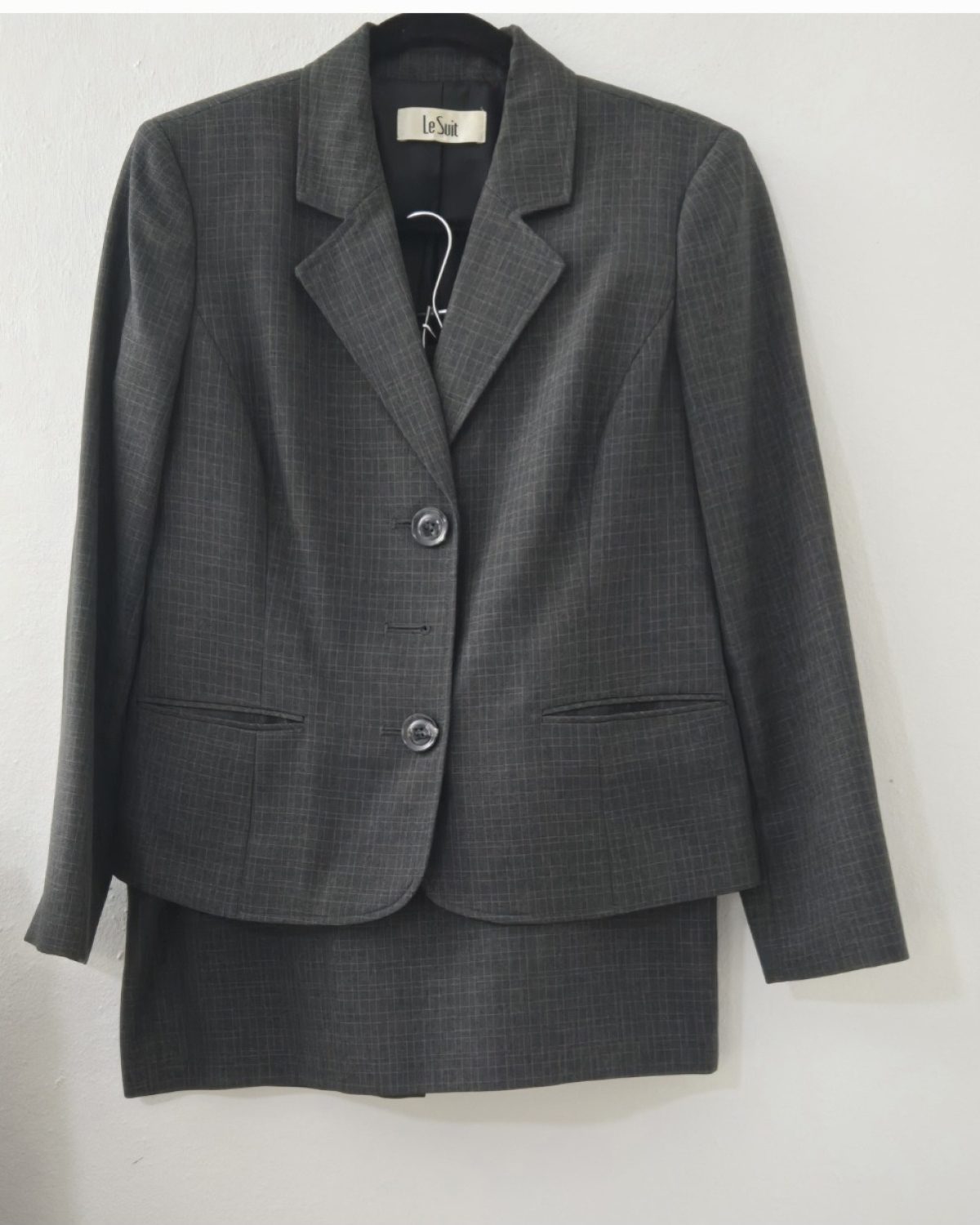 Conjunto de chaqueta y falda gris Le Suit