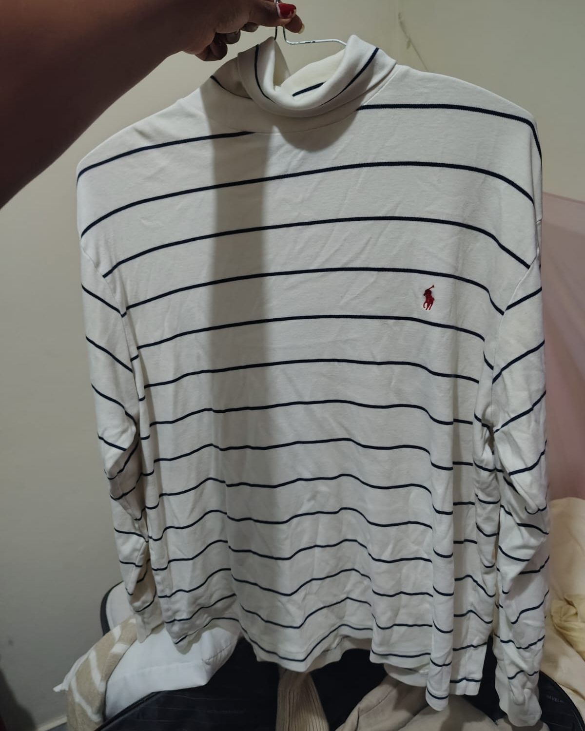 Suéter de cuello alto a rayas de la marca Polo Ralph Lauren.