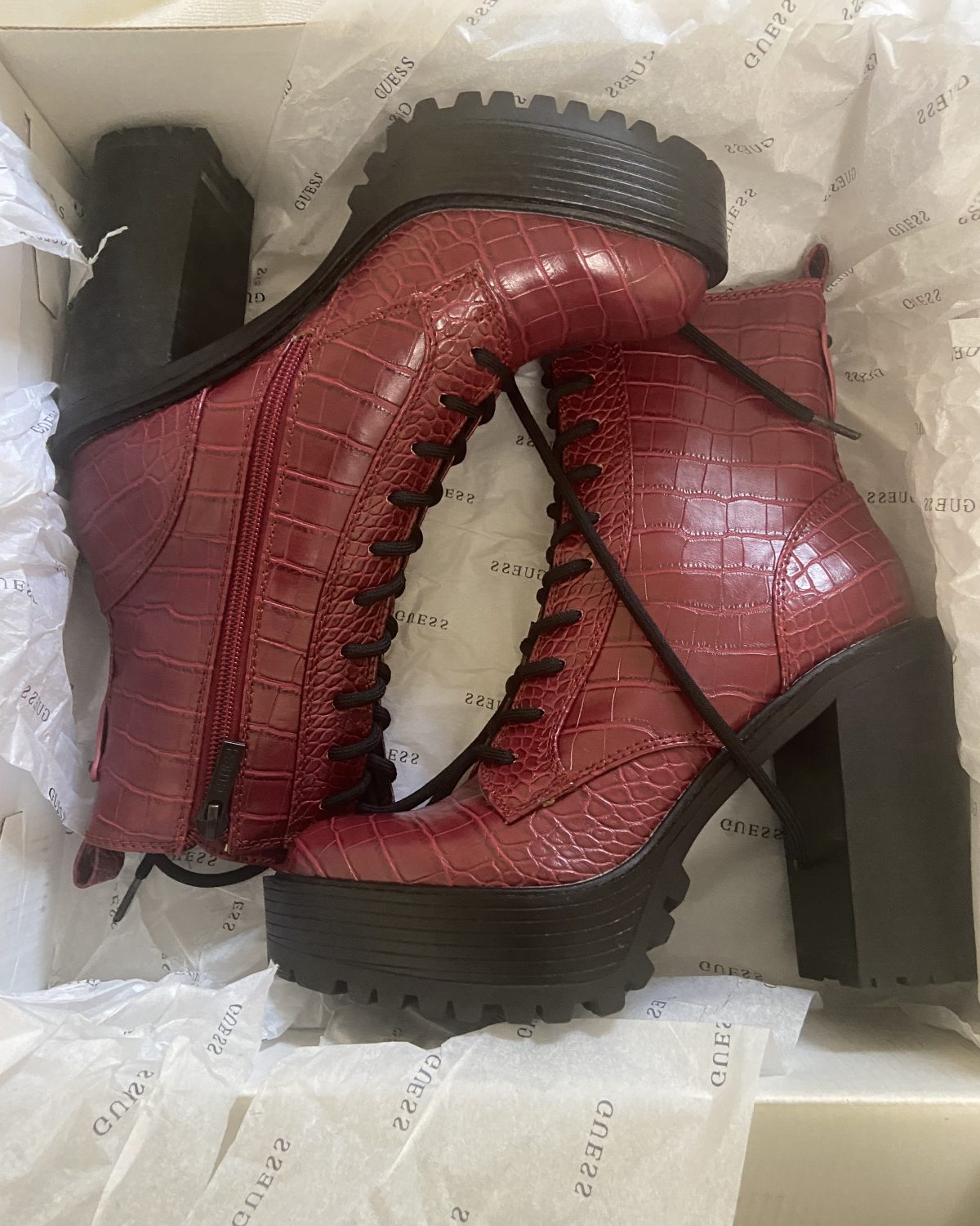 BOTAS GUESS SIZE  6.5