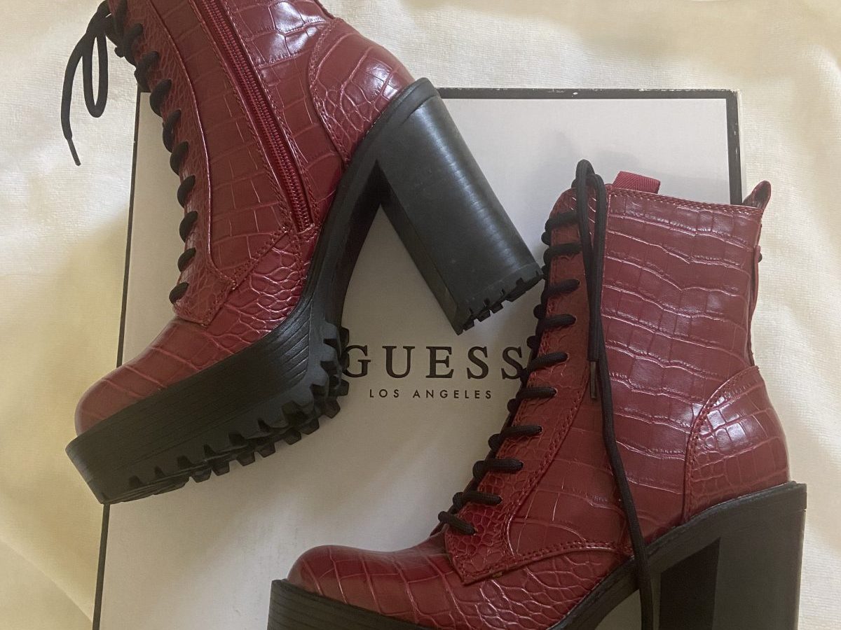 BOTAS GUESS SIZE  6.5