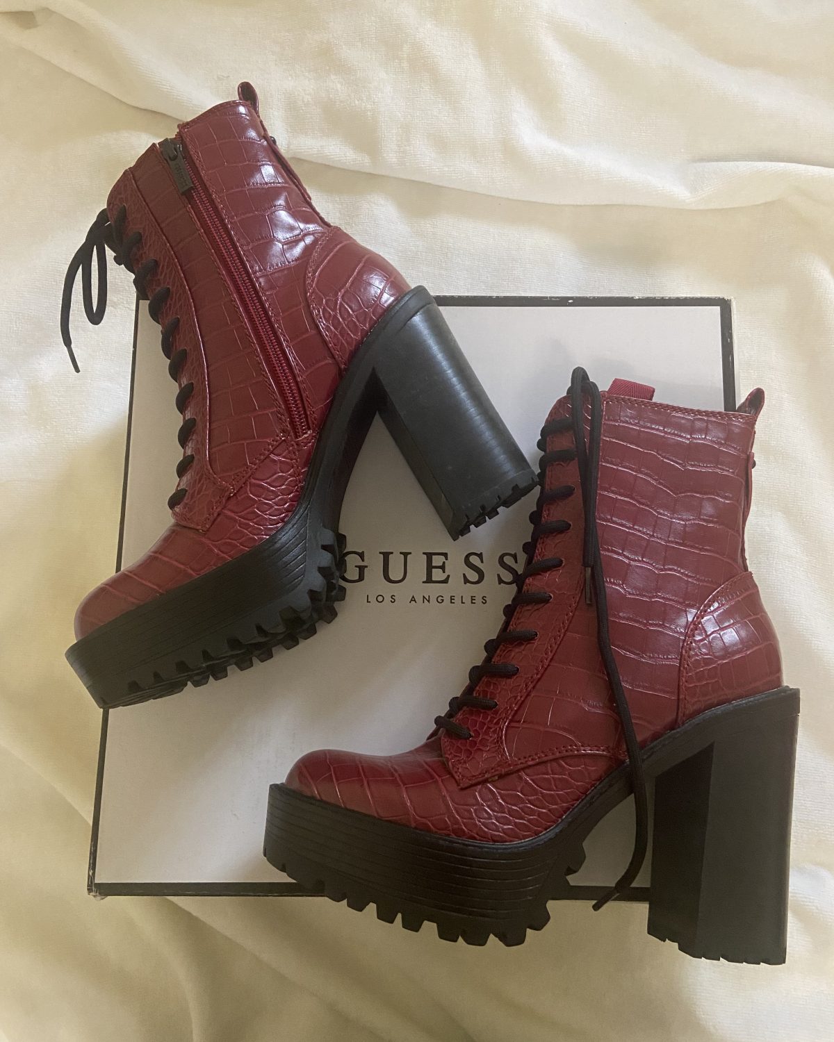 BOTAS GUESS SIZE  6.5