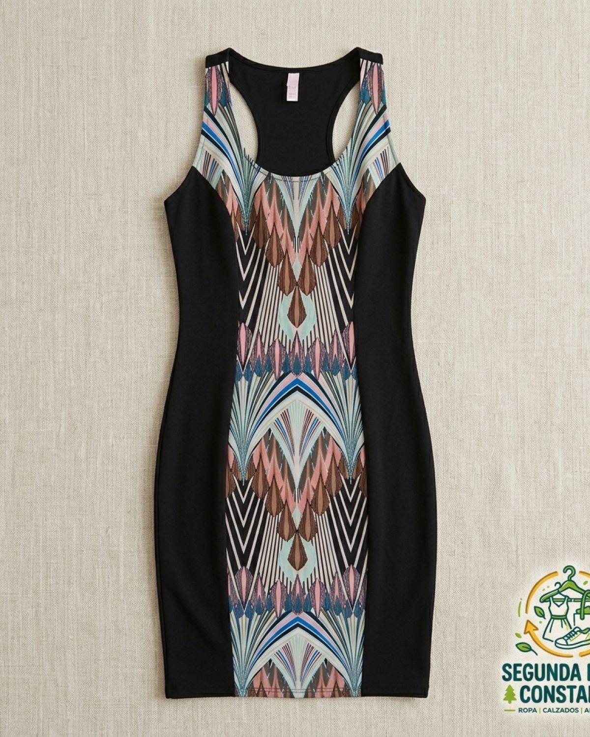 Vestido ceñido casual, con estampado.