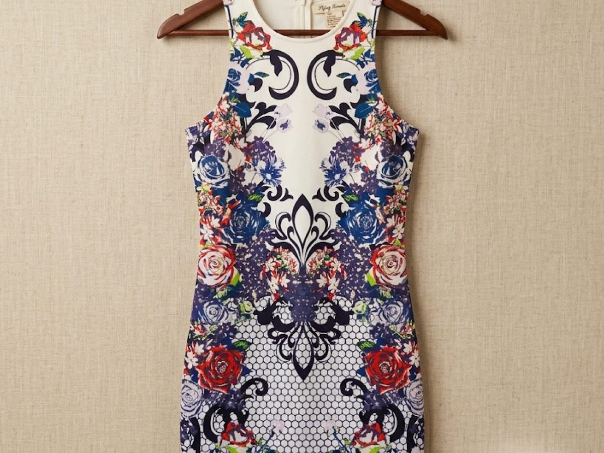 Vestido ceñido con estampado.