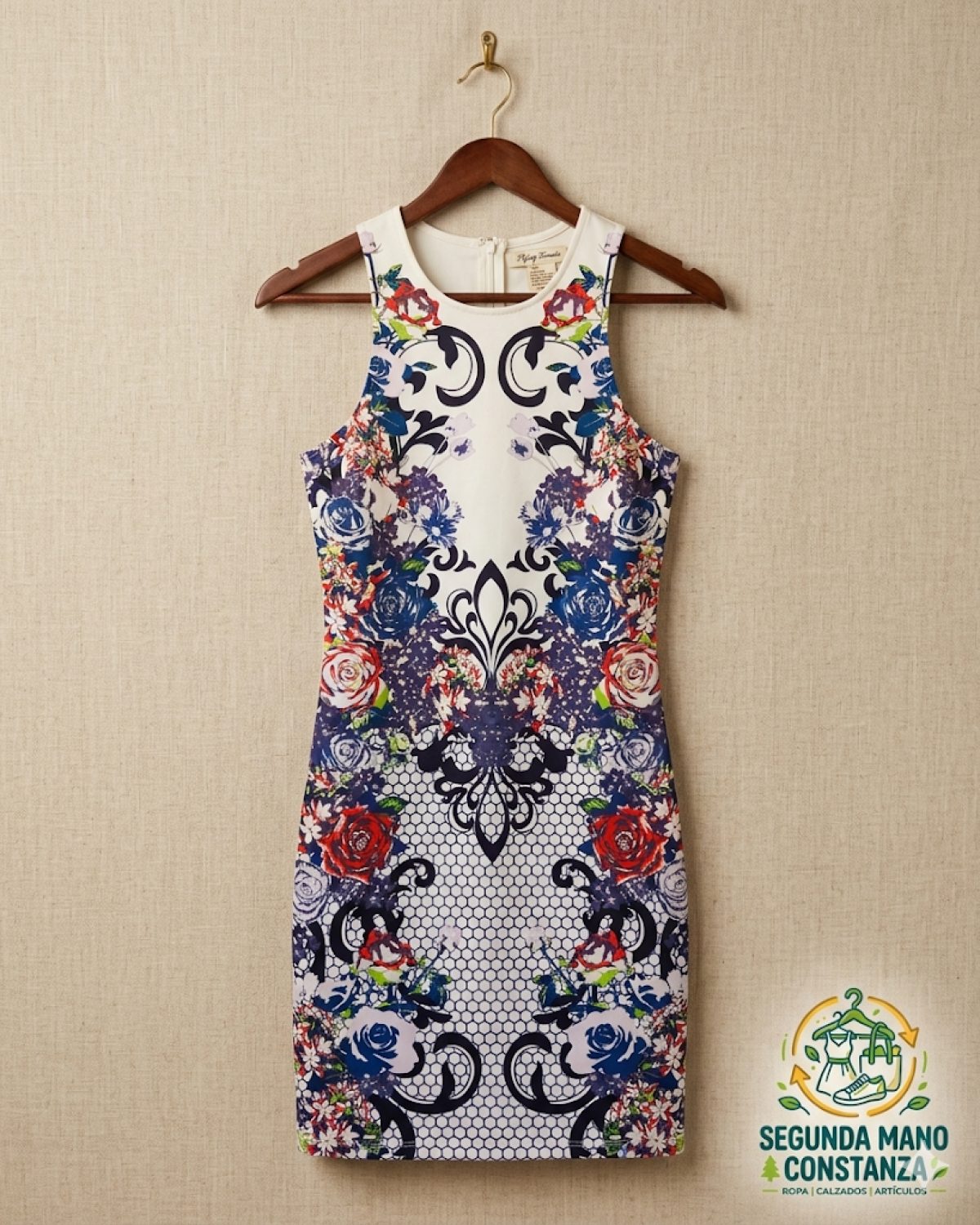 Vestido ceñido con estampado.