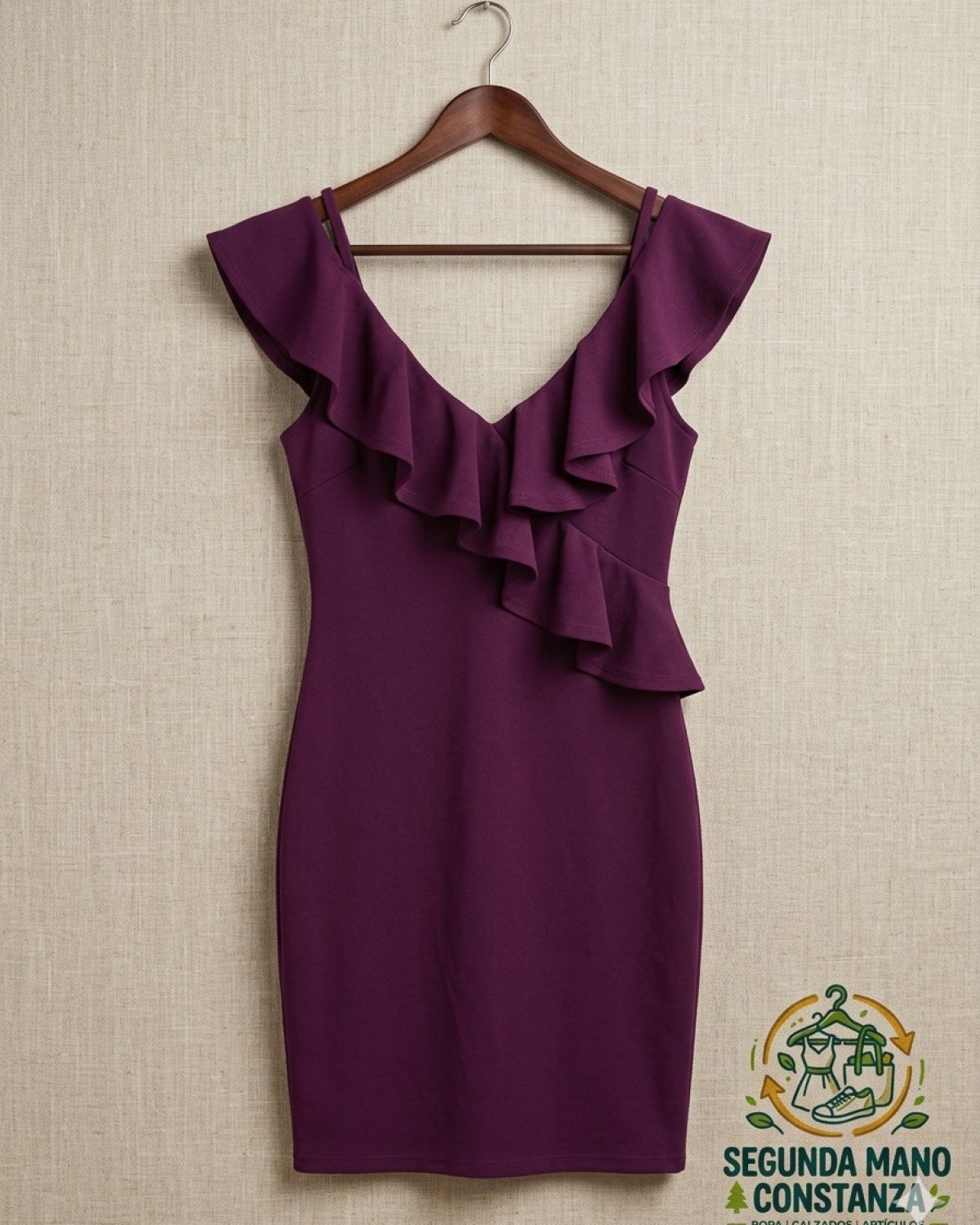 Vestido rojo vino, con volantes en las mangas.