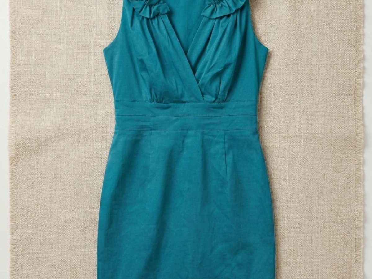 Vestido verde, talla 6P, con volantes en el cuello.
