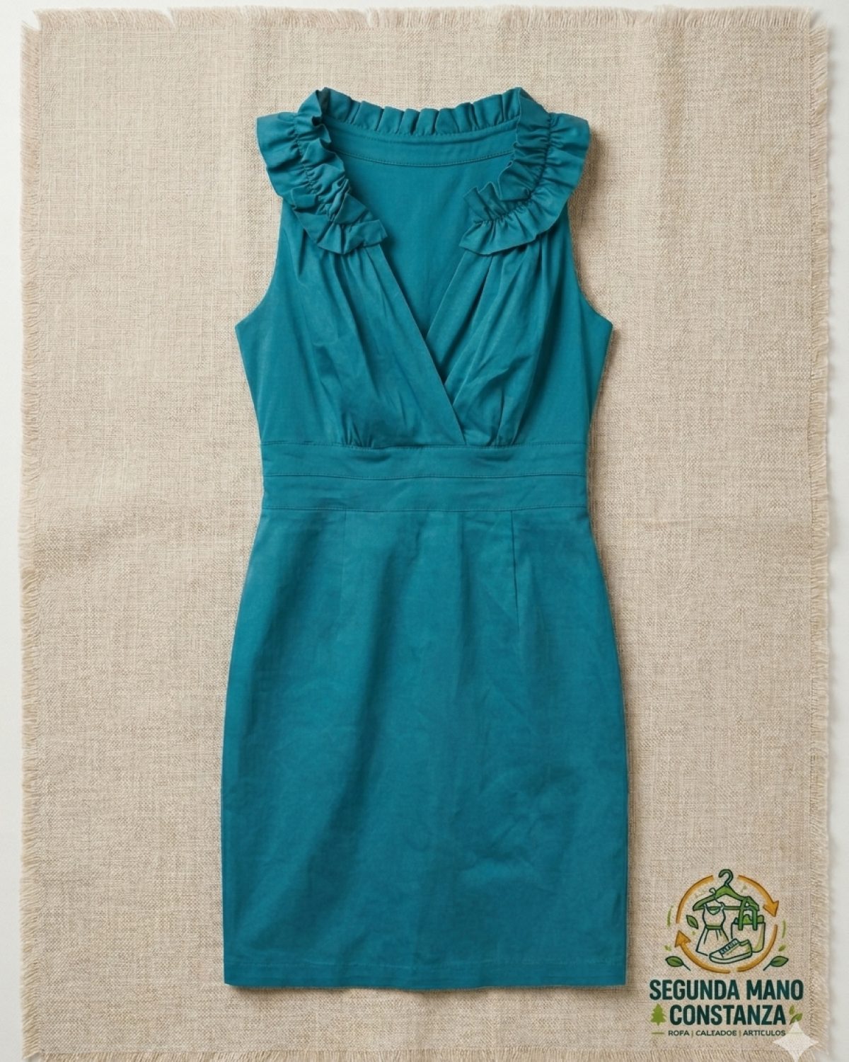 Vestido verde, talla 6P, con volantes en el cuello.