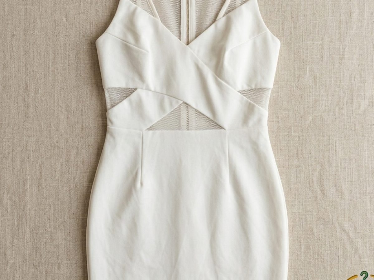 Vestido blanco, con detalle de transparencias.