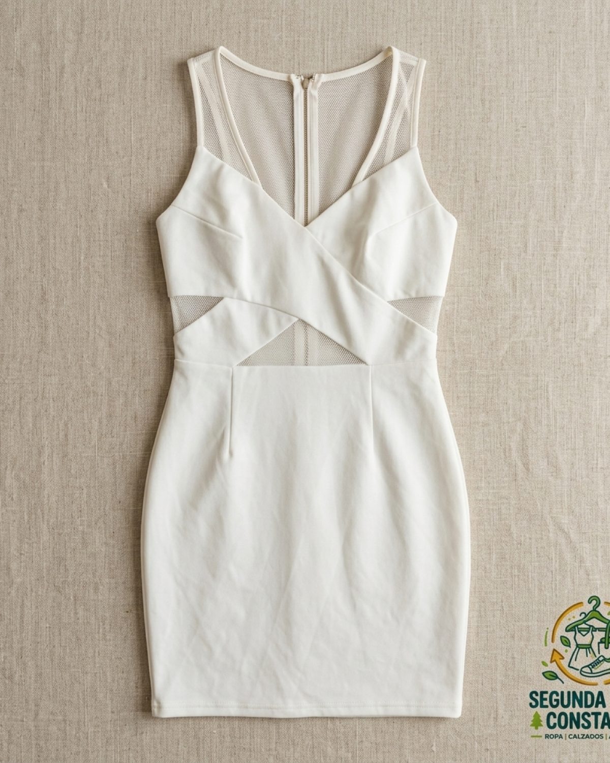 Vestido blanco, con detalle de transparencias.