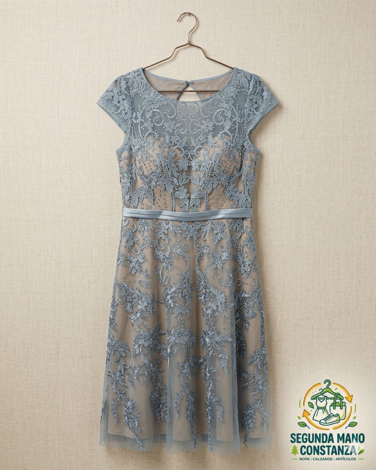Vestido de encaje azul.