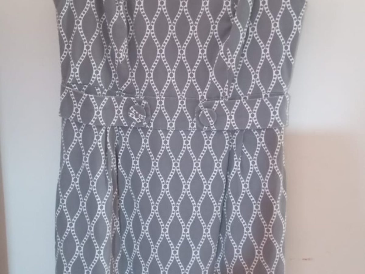 VESTIDO A LA RODILLA GRIS Y BLANCO