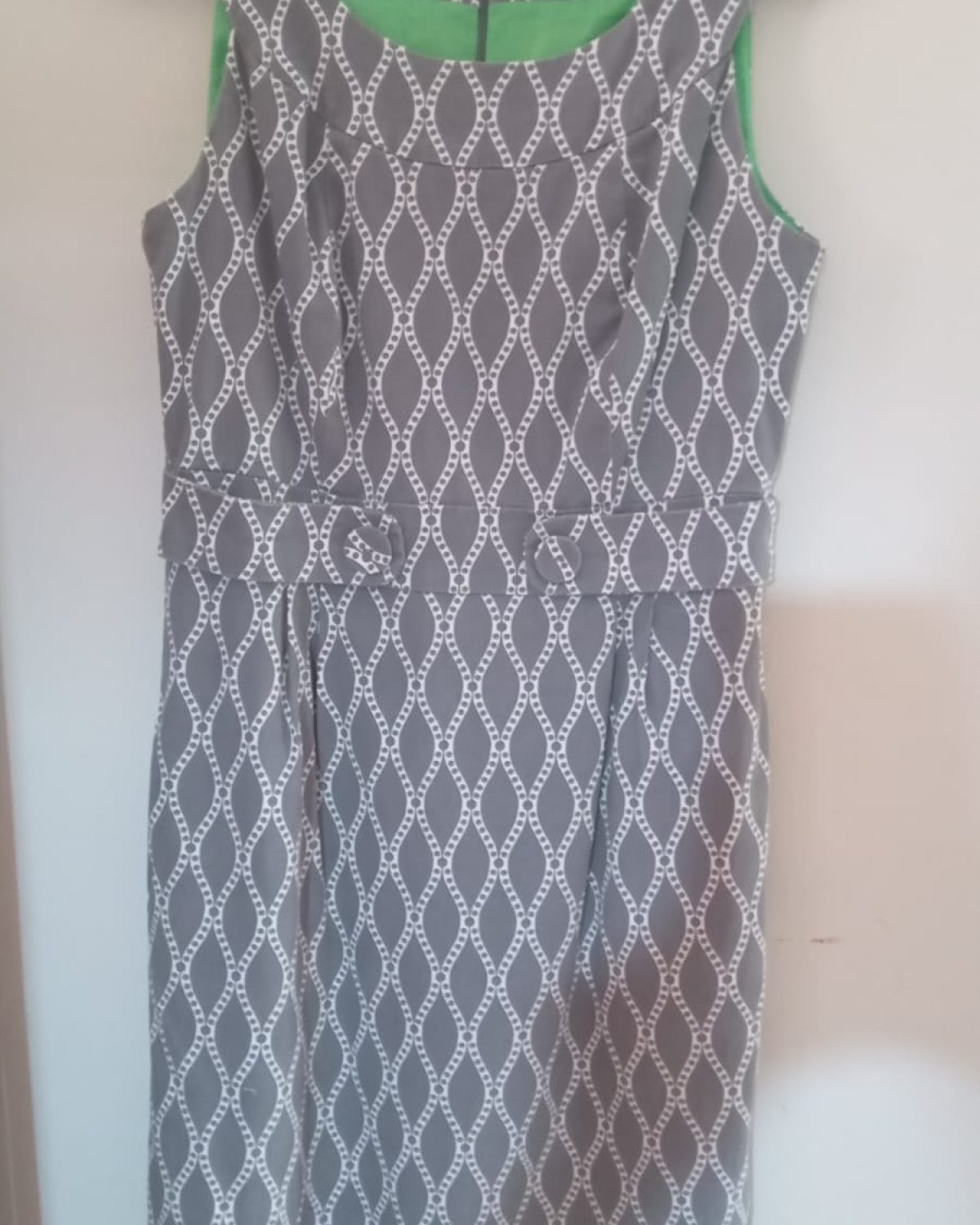 VESTIDO A LA RODILLA GRIS Y BLANCO