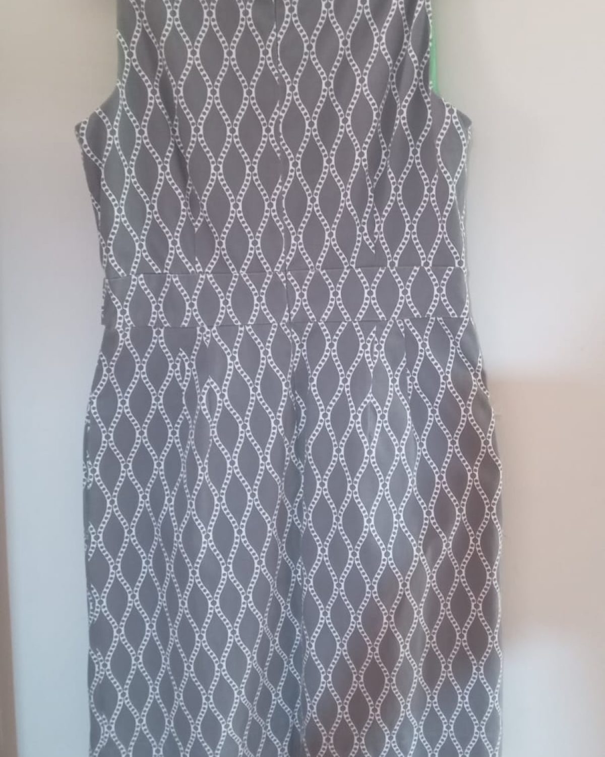 VESTIDO A LA RODILLA GRIS Y BLANCO