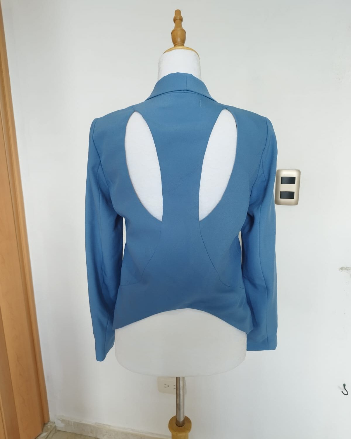 Chaqueta asimétrica con cutout en espalda