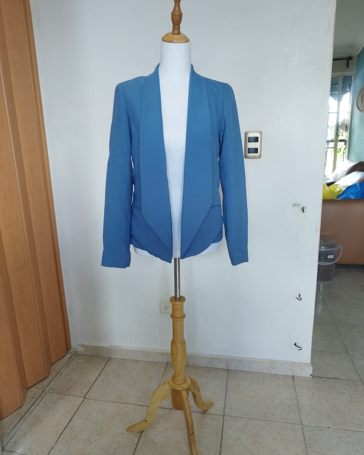 Chaqueta asimétrica con cutout en espalda