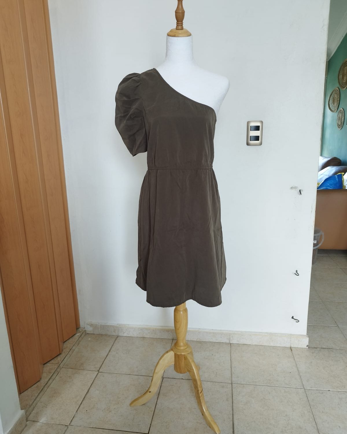Vestido one shoulder verde olivo
