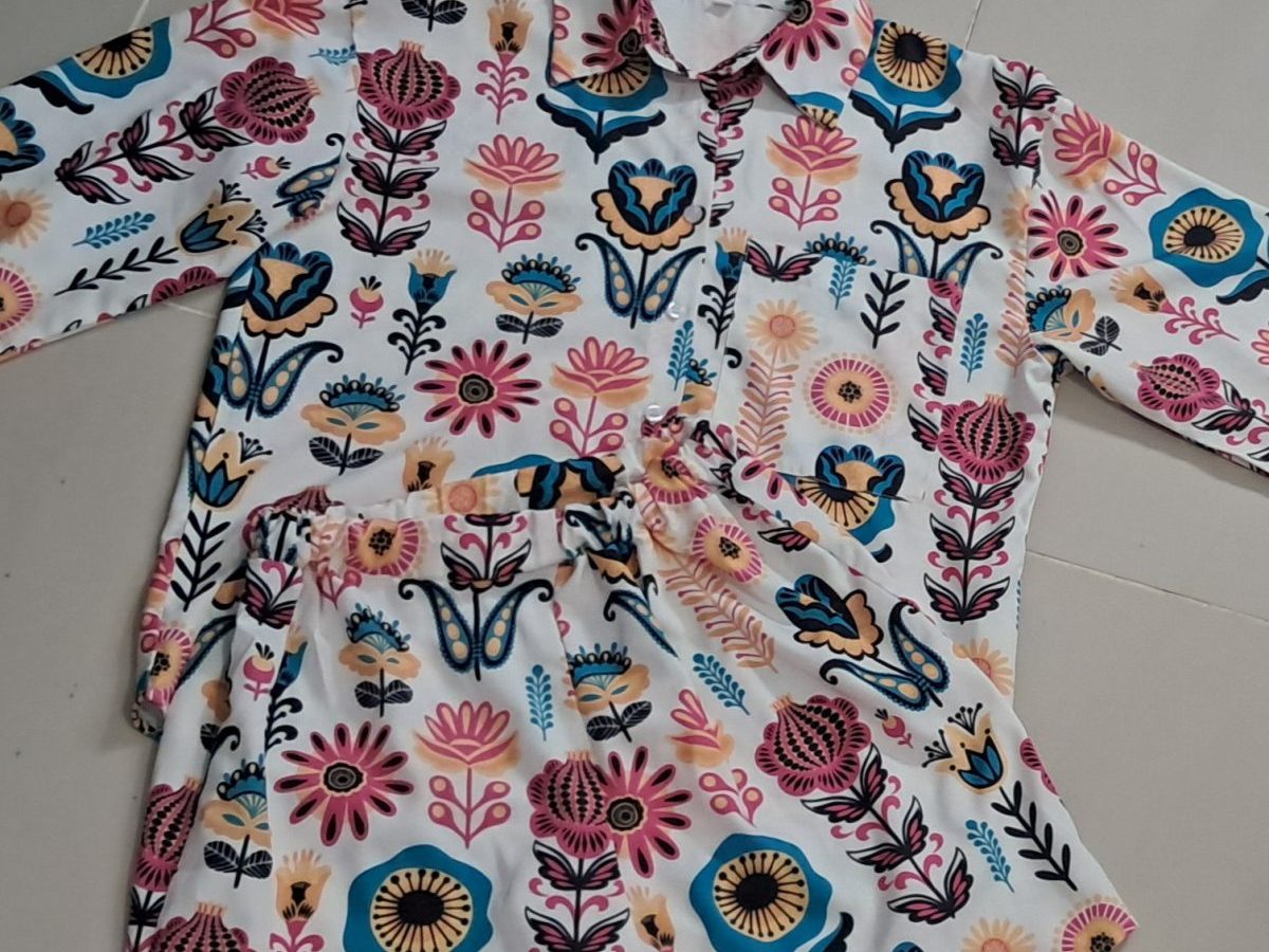 Set de pantalones cortos y camisa mangas largas.