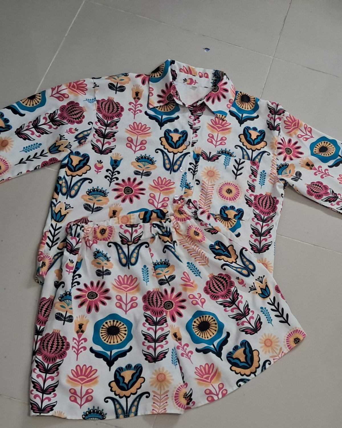 Set de pantalones cortos y camisa mangas largas.