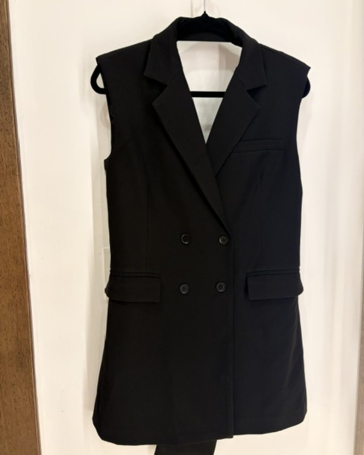 Vestido corto negro tipo chaqueta, lazo detrás