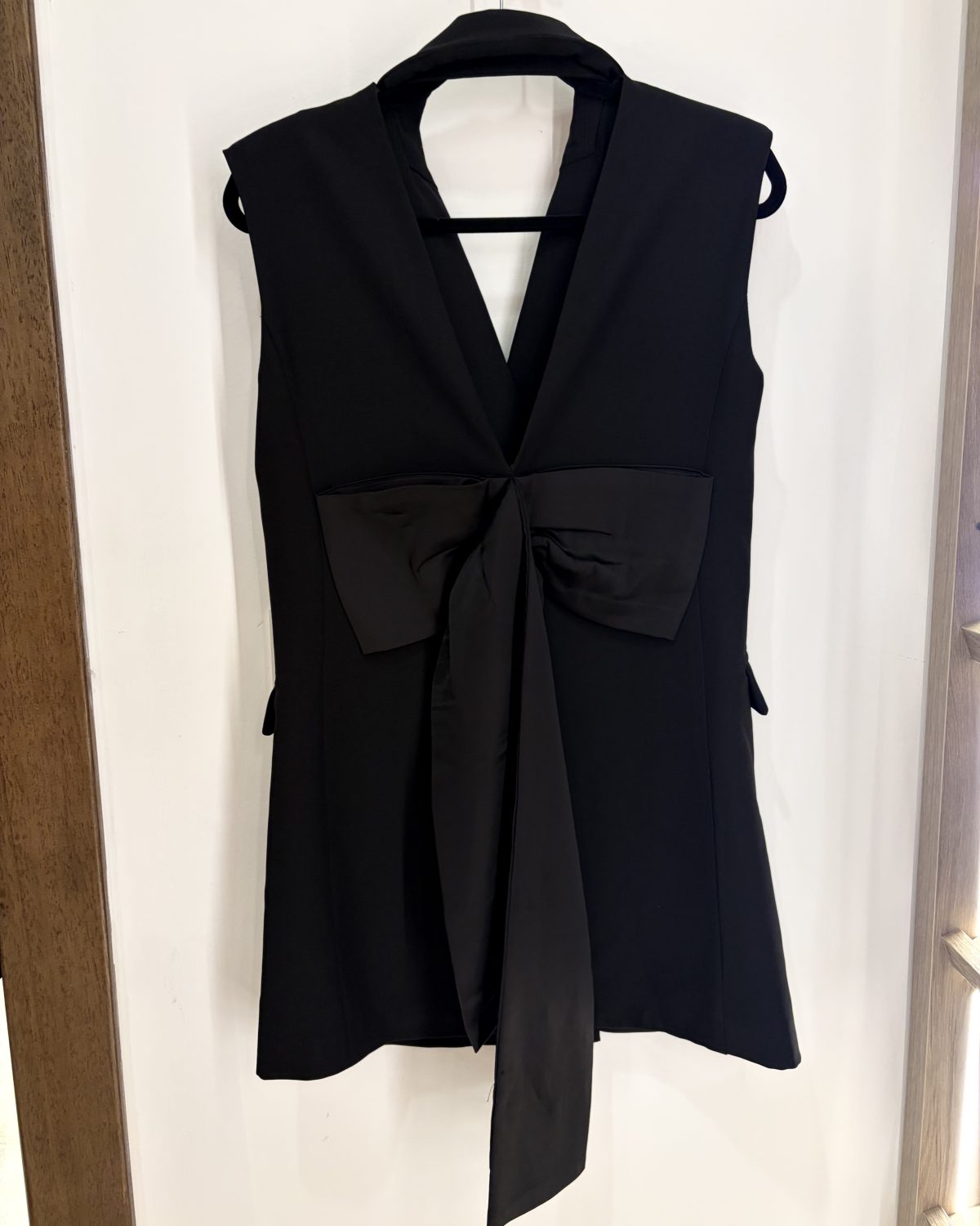 Vestido corto negro tipo chaqueta, lazo detrás