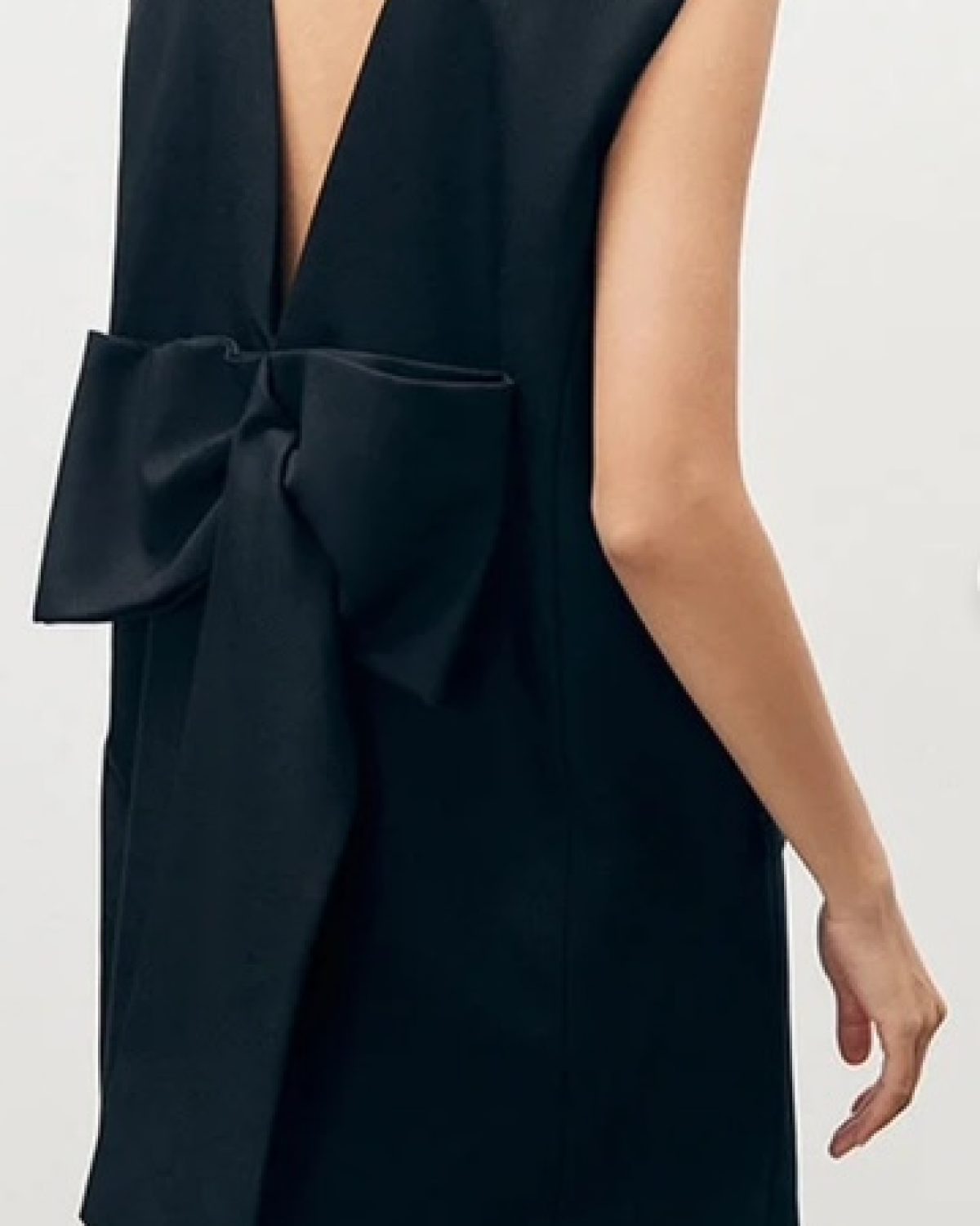 Vestido corto negro tipo chaqueta, lazo detrás