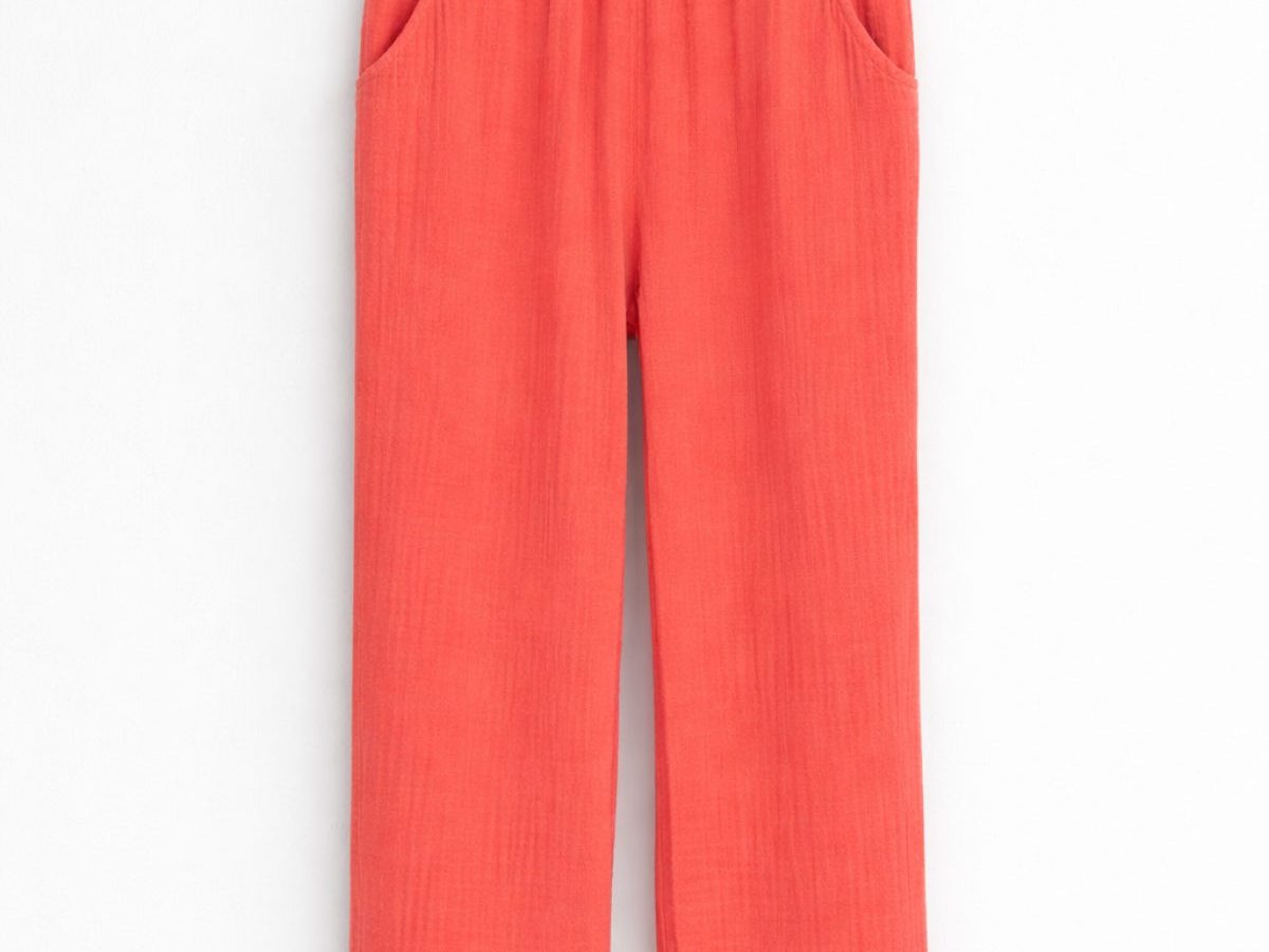 Pantalón amplio coral con cintura elástica.