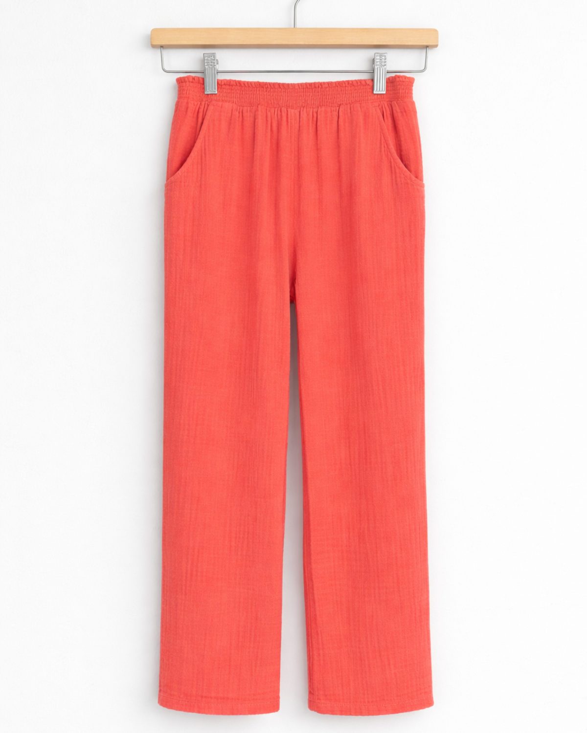 Pantalón amplio coral con cintura elástica.
