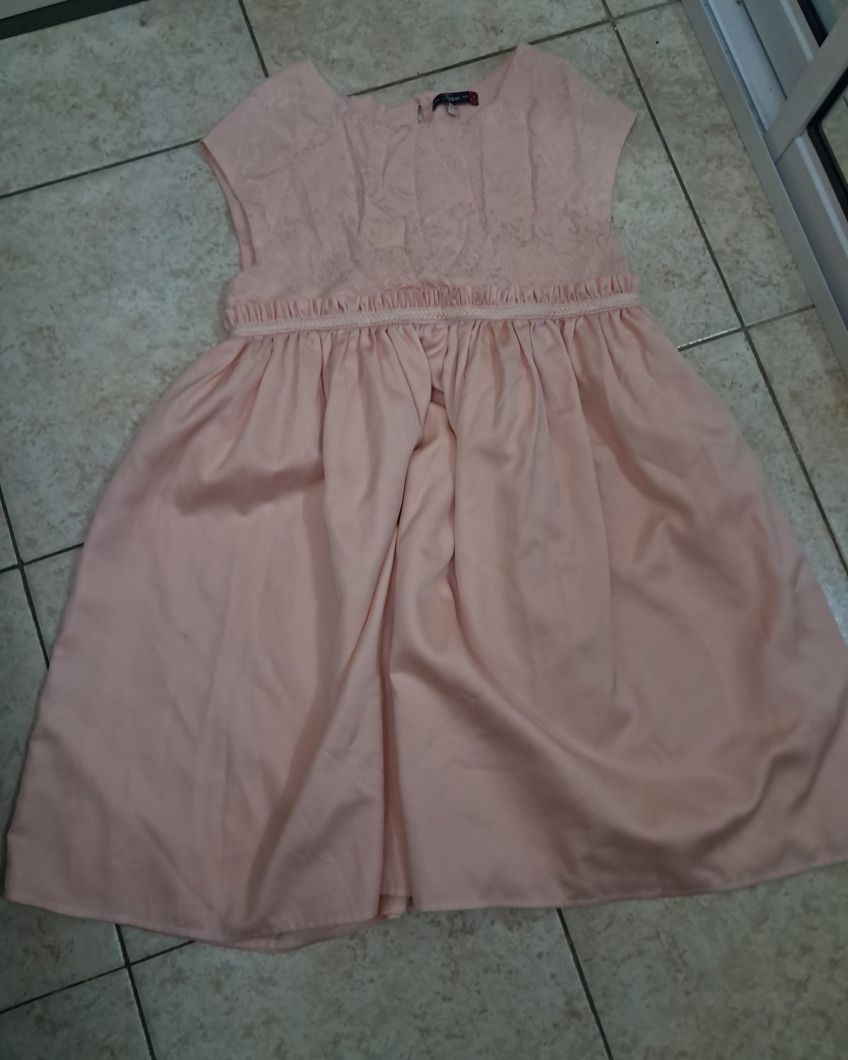 Vestido nuevo para niña en rosado claro con detalles elegantes