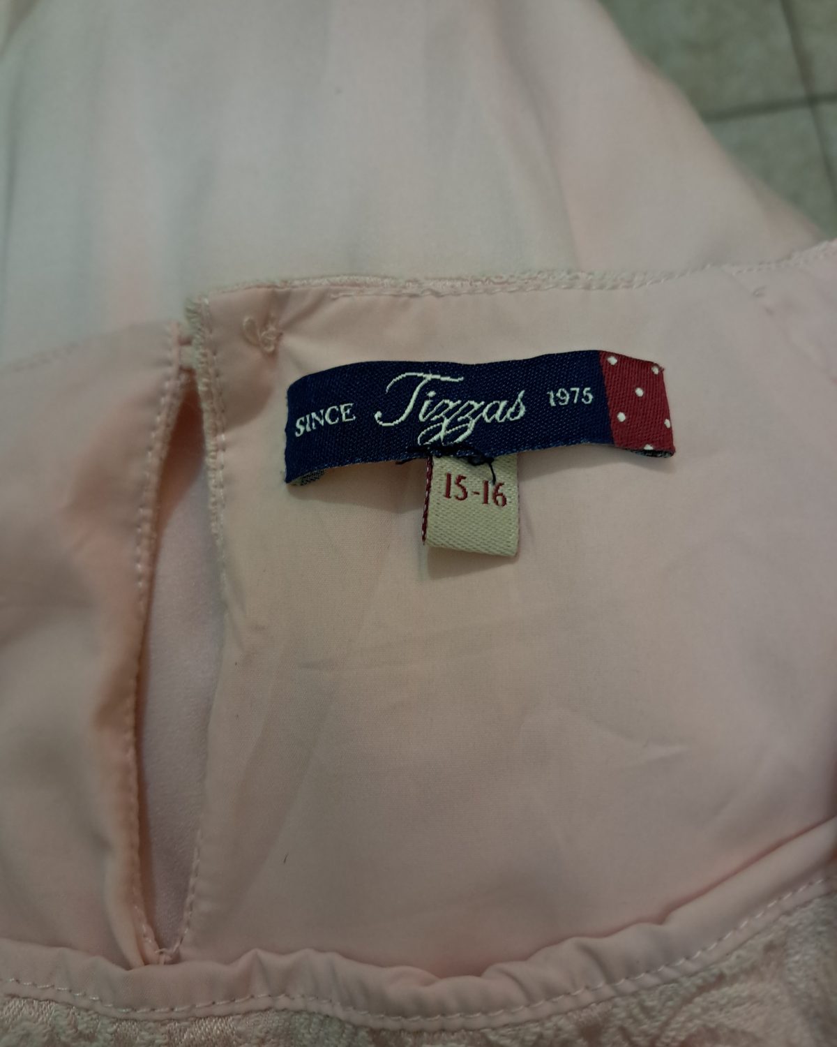 Vestido nuevo para niña en rosado claro con detalles elegantes
