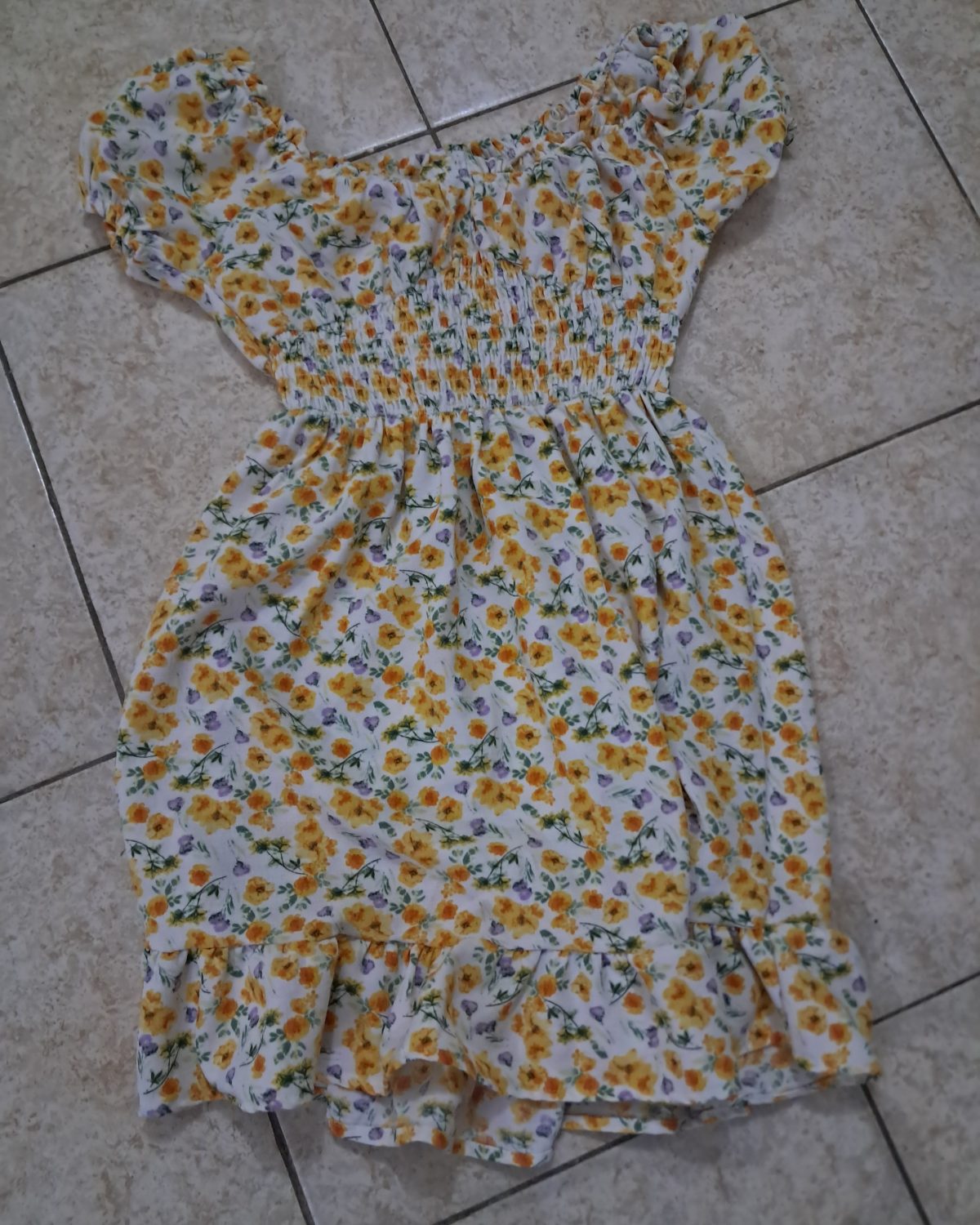Vestido de niña en excelente estado con estampado floral amarillo