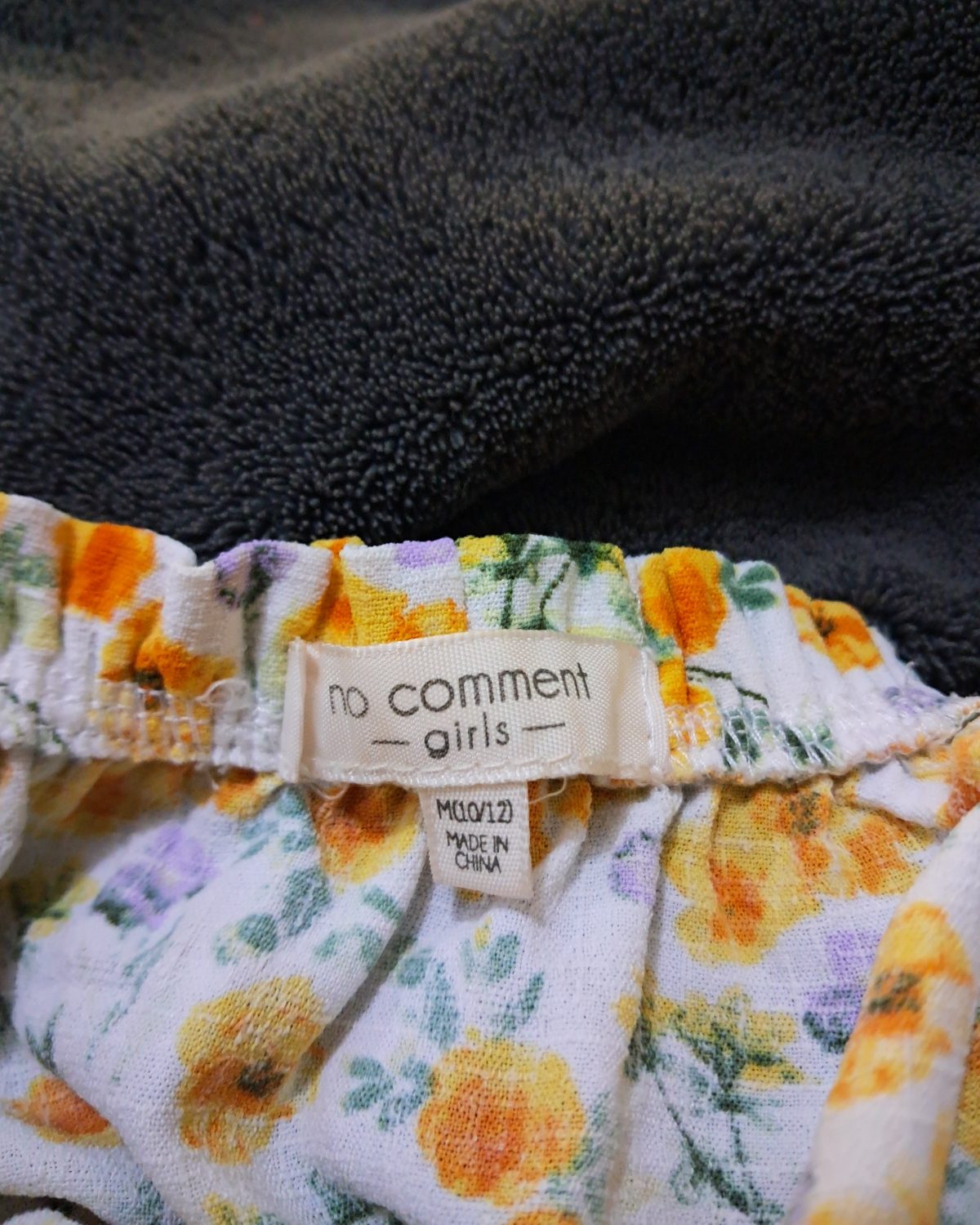 Vestido de niña en excelente estado con estampado floral amarillo