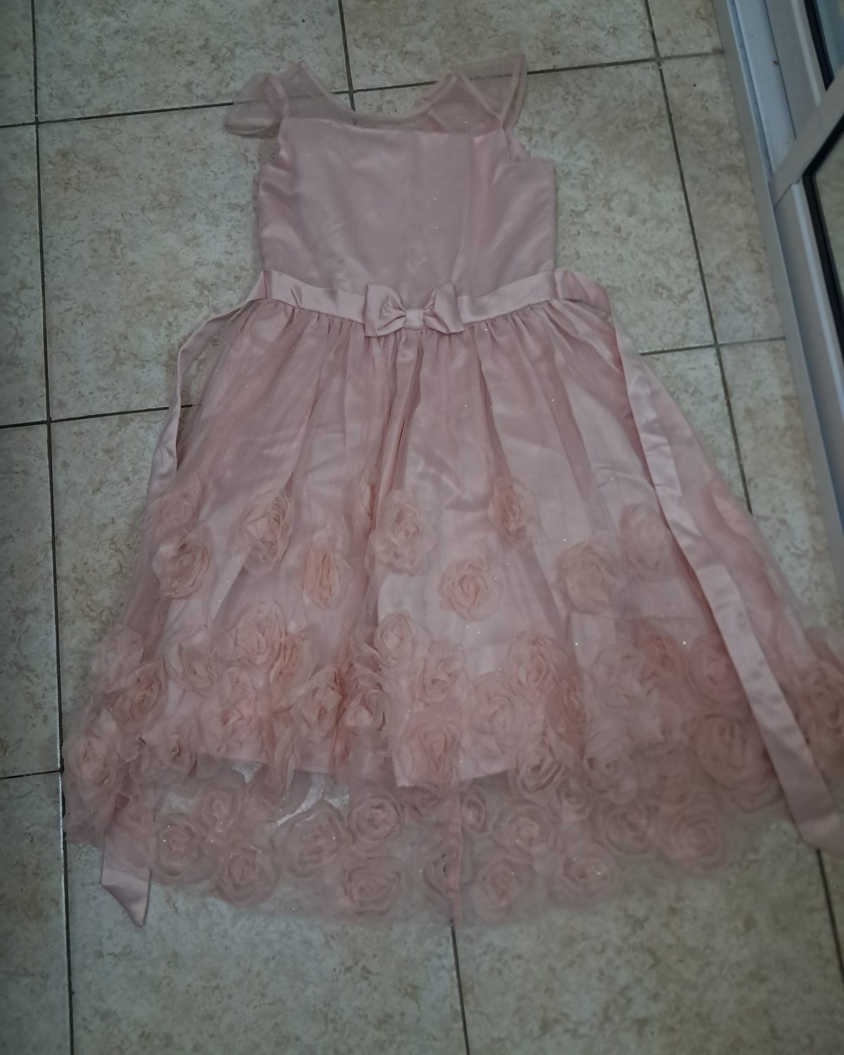 Vestido para niña en rosado claro con detalles de flores