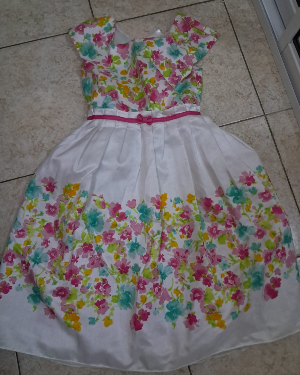 Vestido para niña con estampado floral Amarillo en tonos vivos