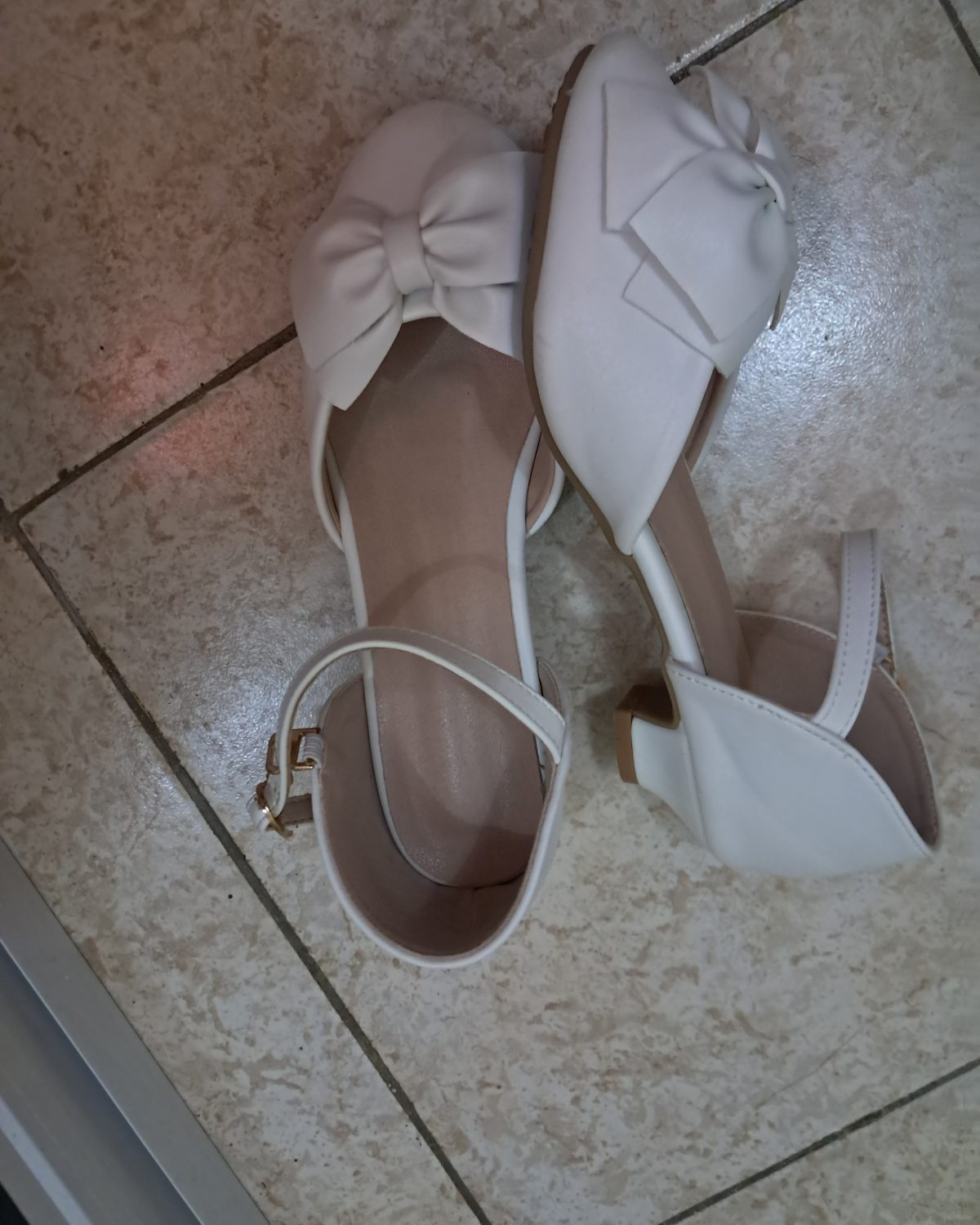 Zapatos casuales para niña Blanco en excelente estado con moño