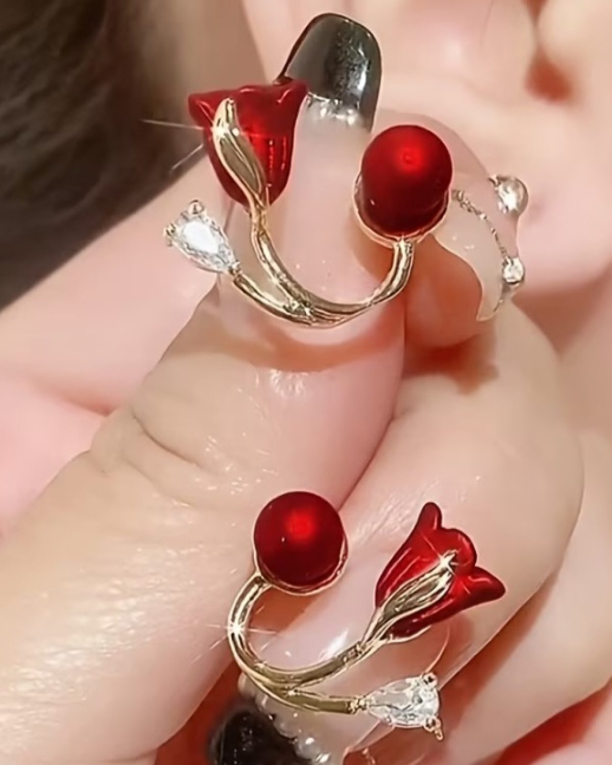 Pendientes pequeños en rojo con diseño floral elegante