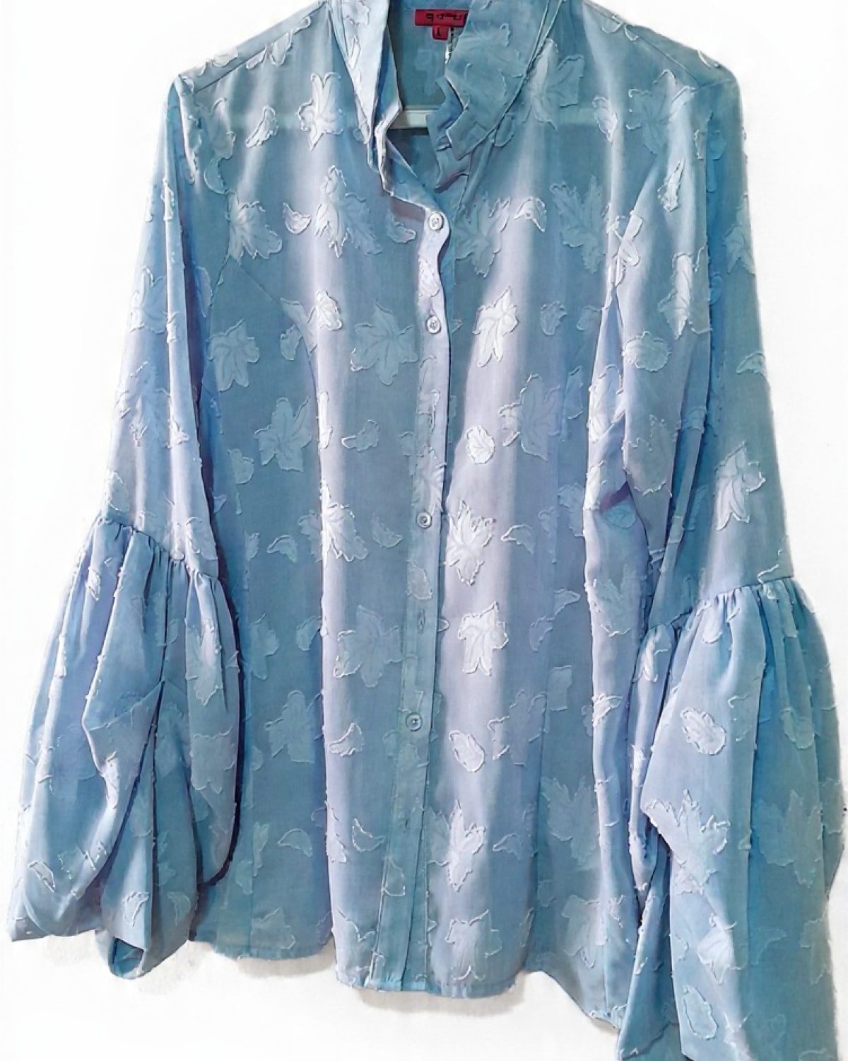 Blusa azul cuello corto de mangas globo floral tridimensional.
