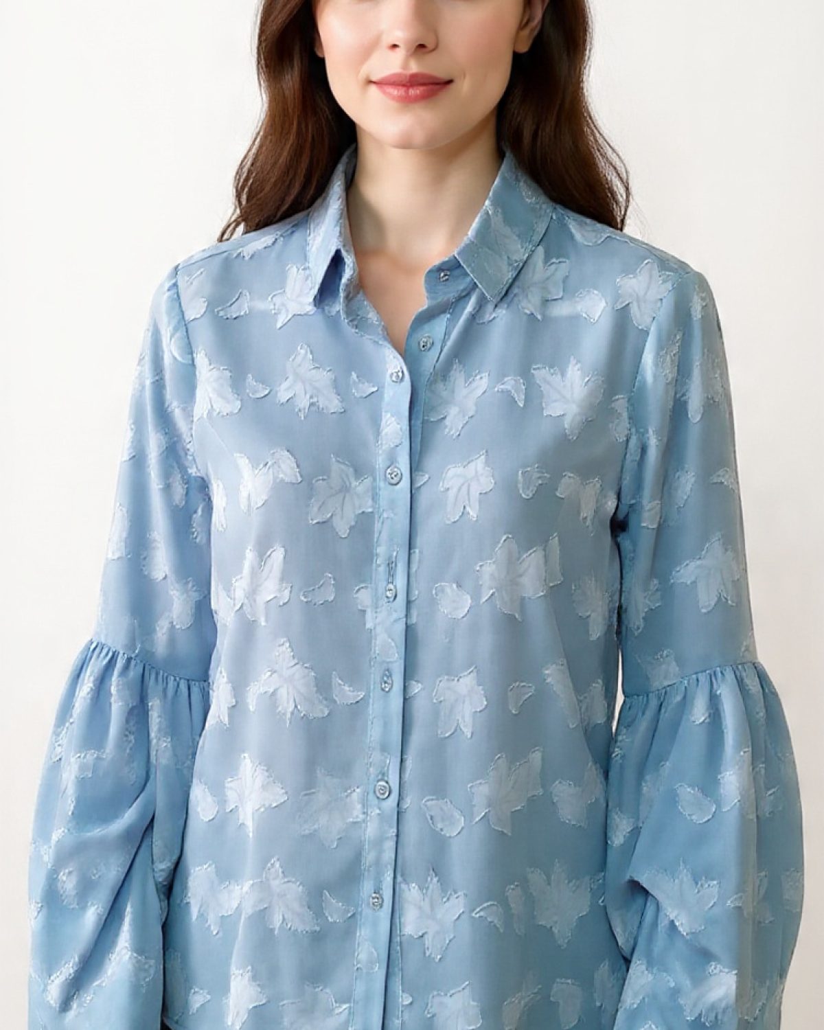 Blusa azul cuello corto de mangas globo floral tridimensional.