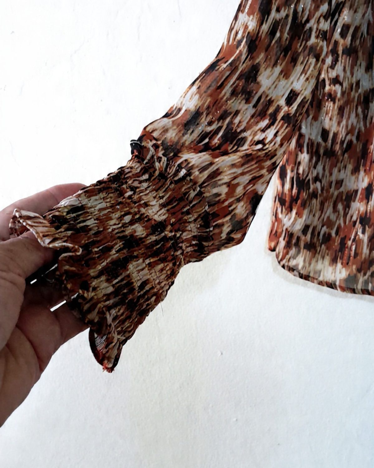 Blusa fluida con estampado abstracto. Color terracota. 🤎 Detalles plizados.