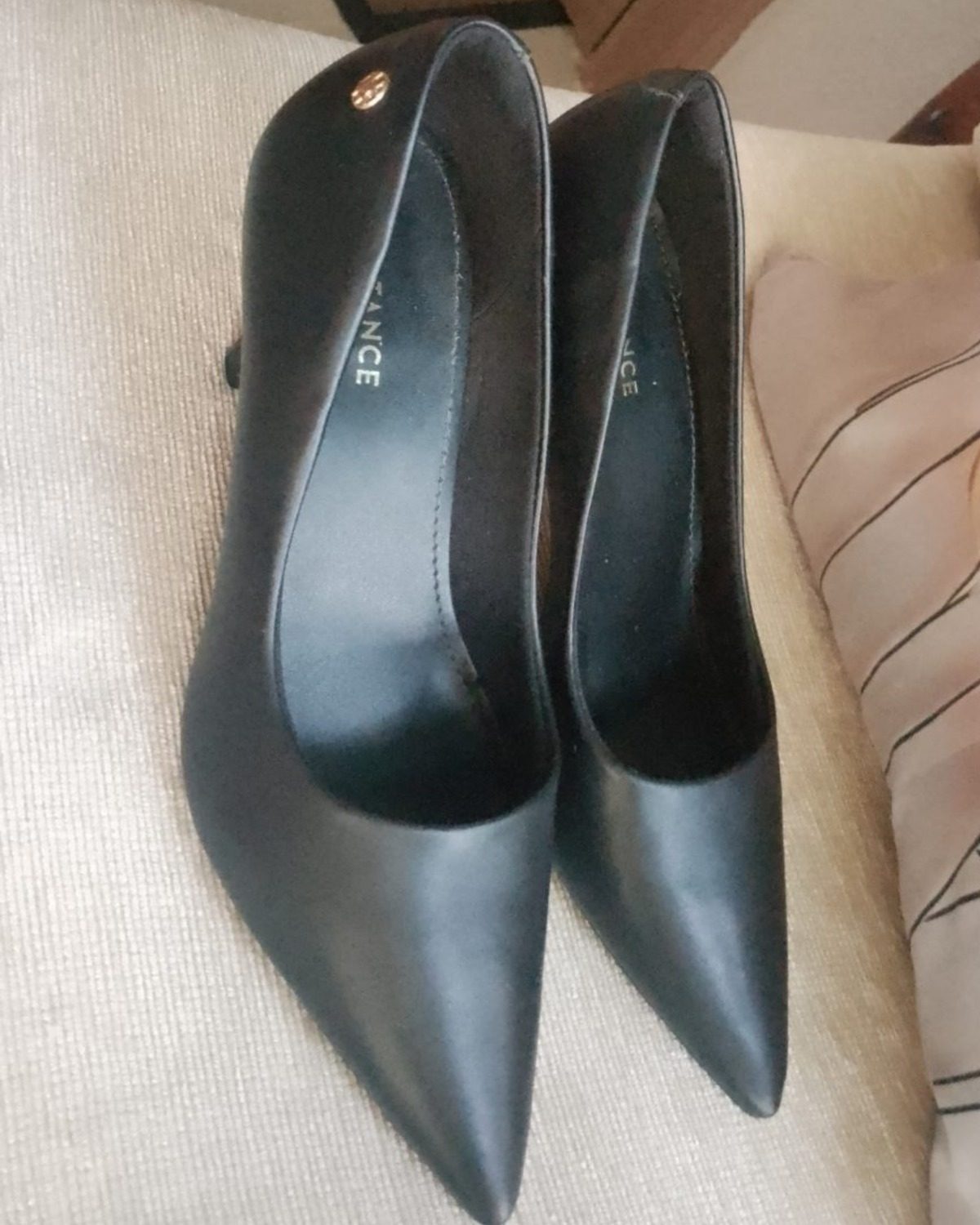 Tacones negros de mujer Constance Off en excelente estado