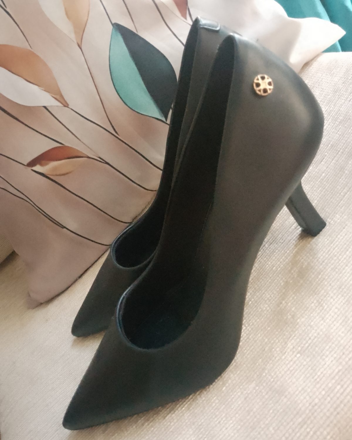 Tacones negros de mujer Constance Off en excelente estado