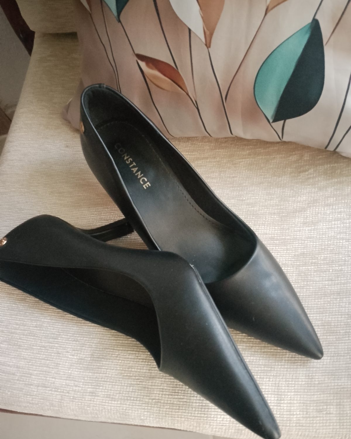 Tacones negros de mujer Constance Off en excelente estado