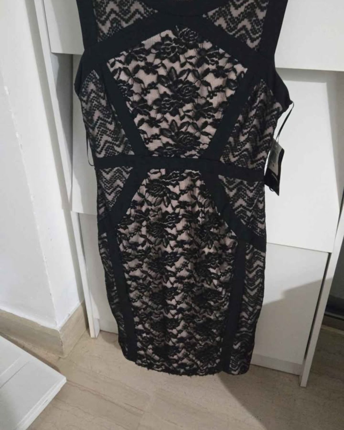 Vestido de mujer negro con encaje floral