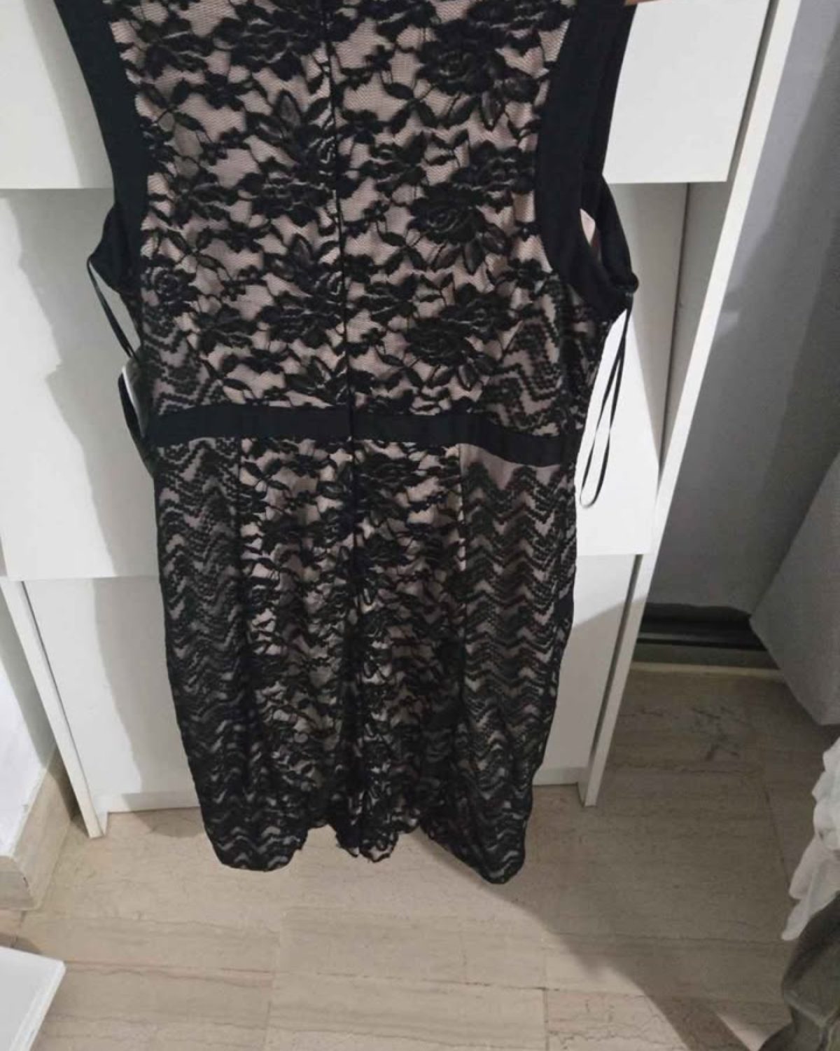 Vestido de mujer negro con encaje floral