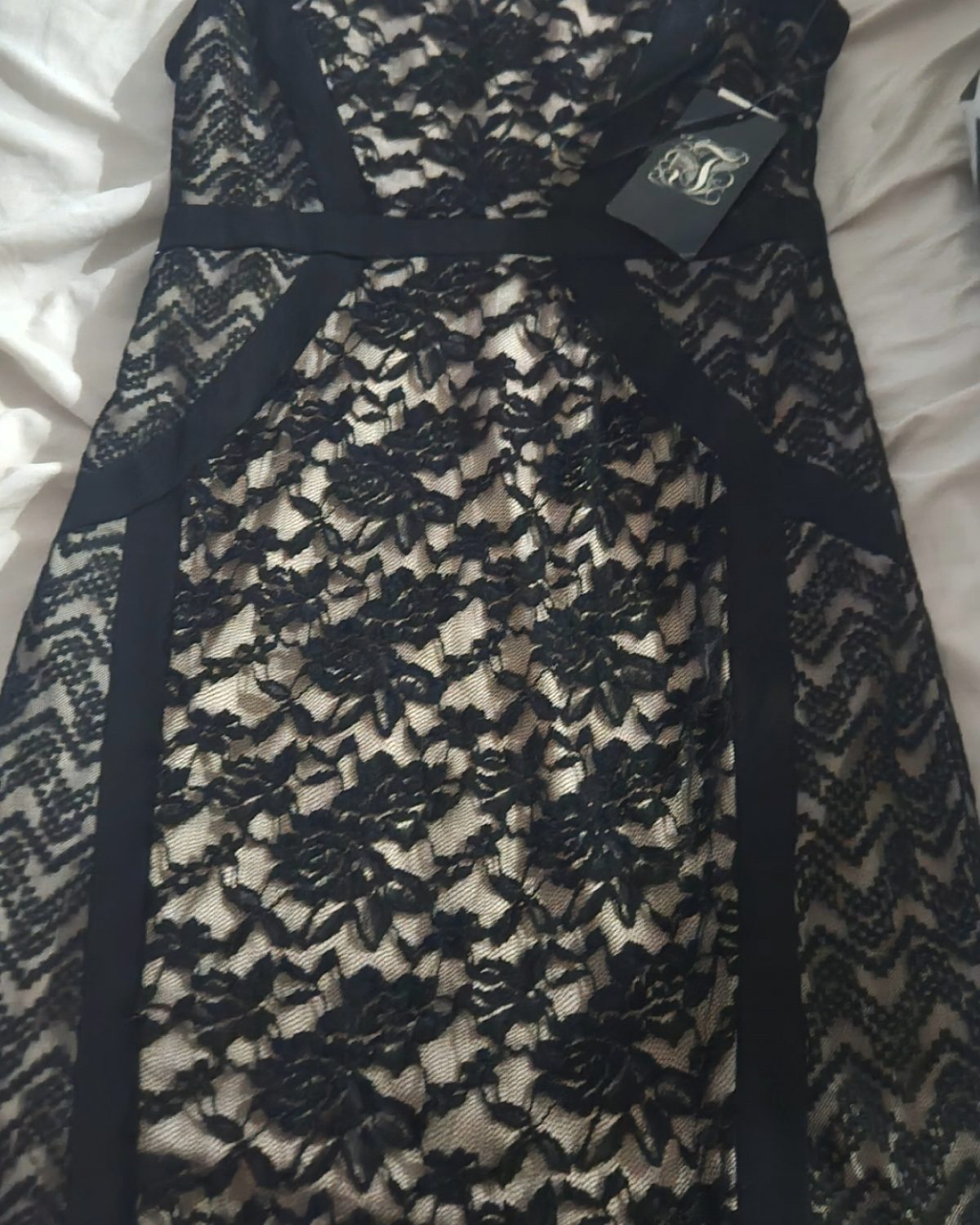 Vestido de mujer negro con encaje floral