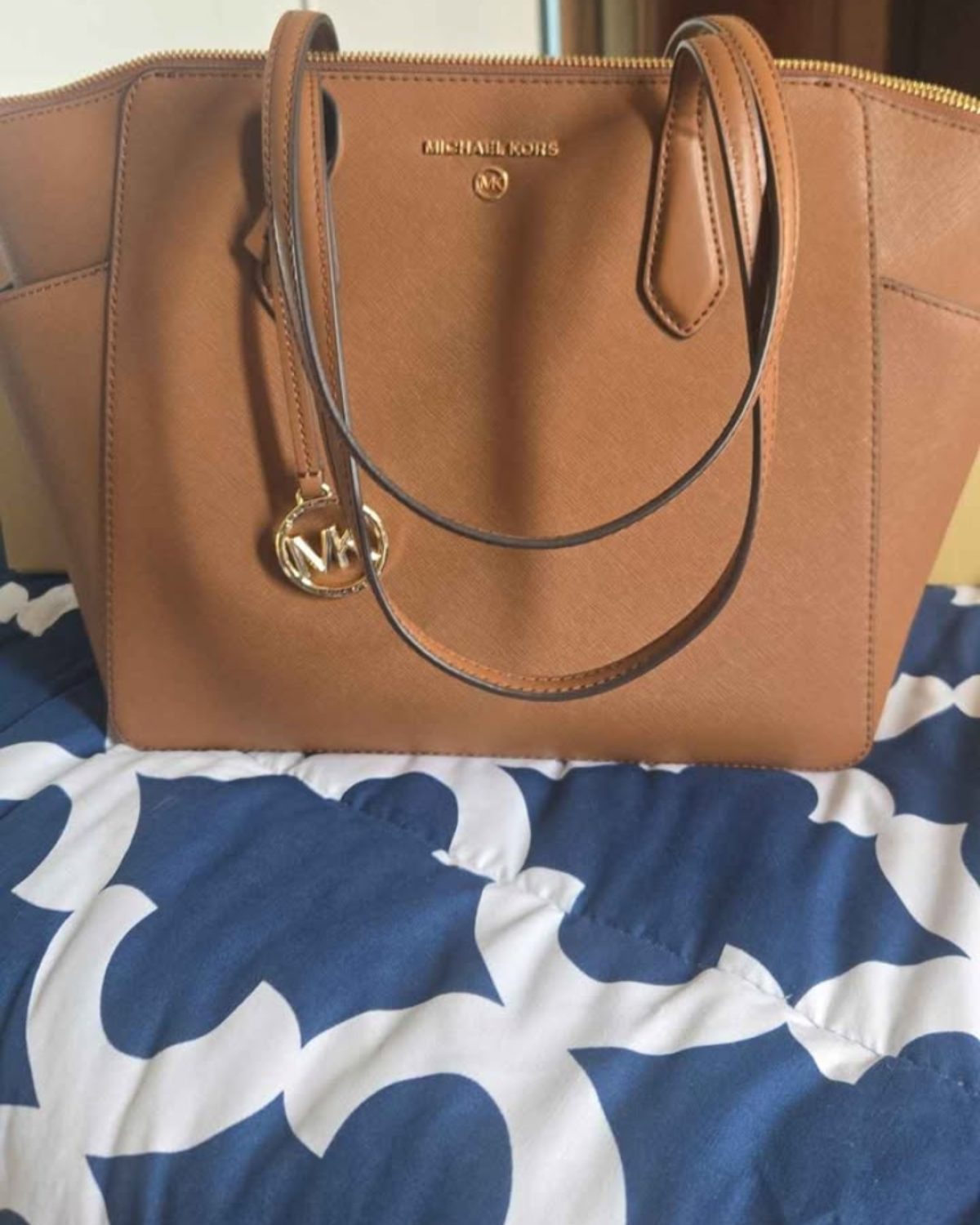 Cartera mediana marrón de Michael Kors con etiqueta
