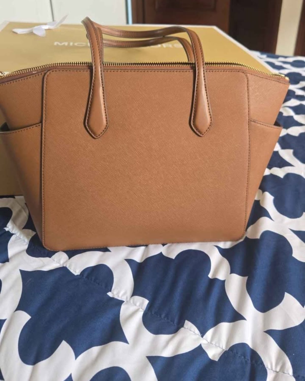 Cartera mediana marrón de Michael Kors con etiqueta