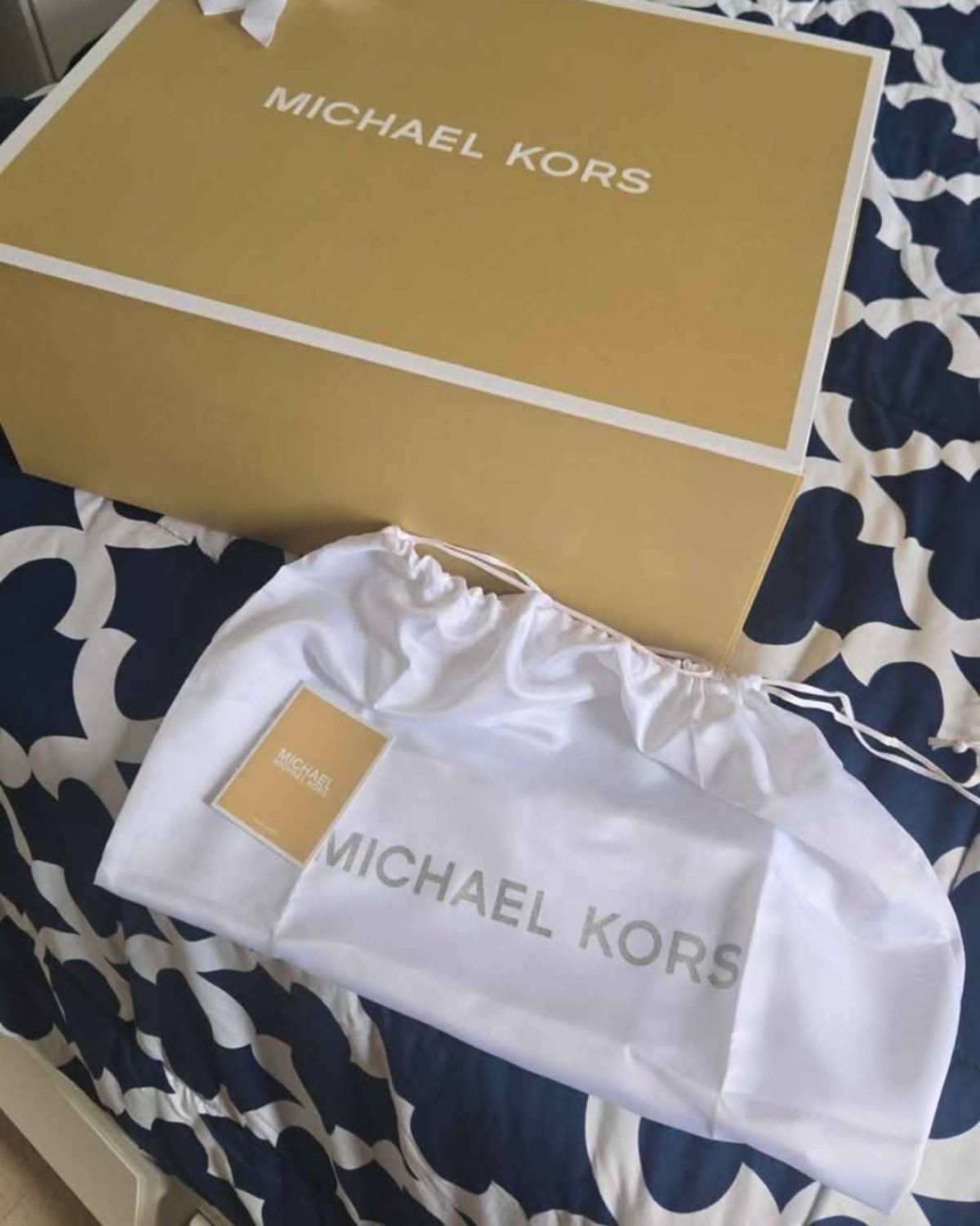Cartera mediana marrón de Michael Kors con etiqueta