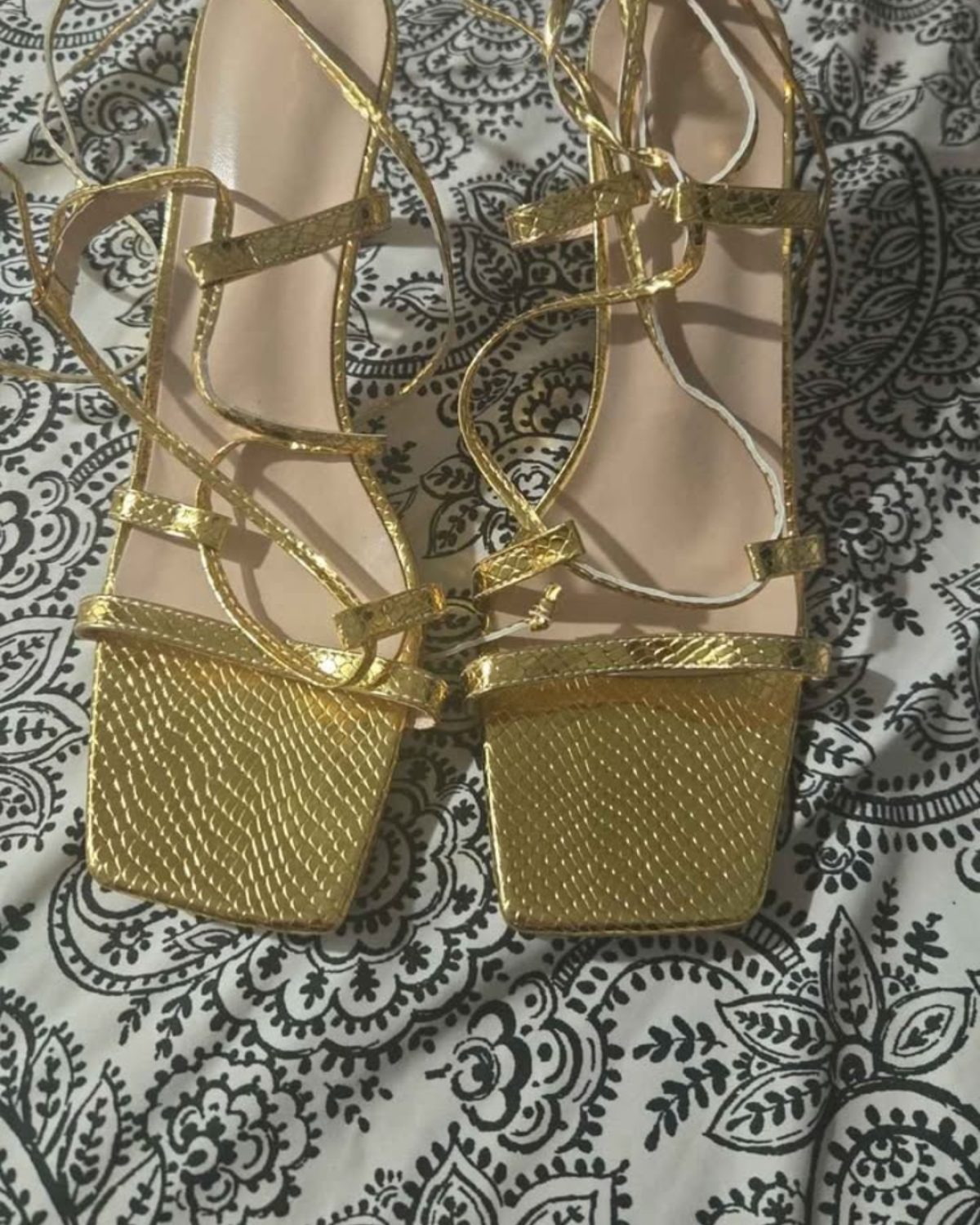 Zapatillas de mujer en color oro con diseño elegante