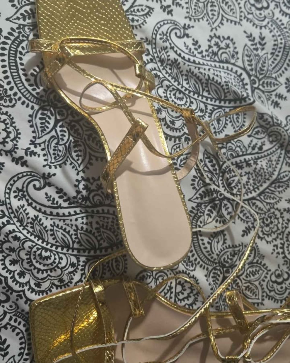 Zapatillas de mujer en color oro con diseño elegante